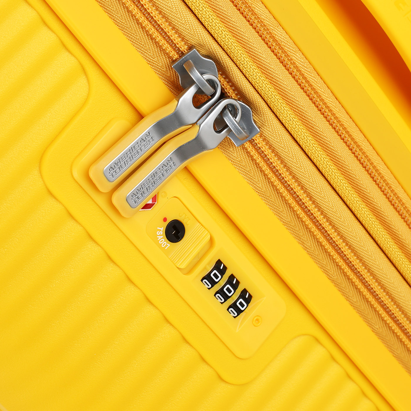 Чемодан большой L из полипропилена с кодовым замком American Tourister Soundbox