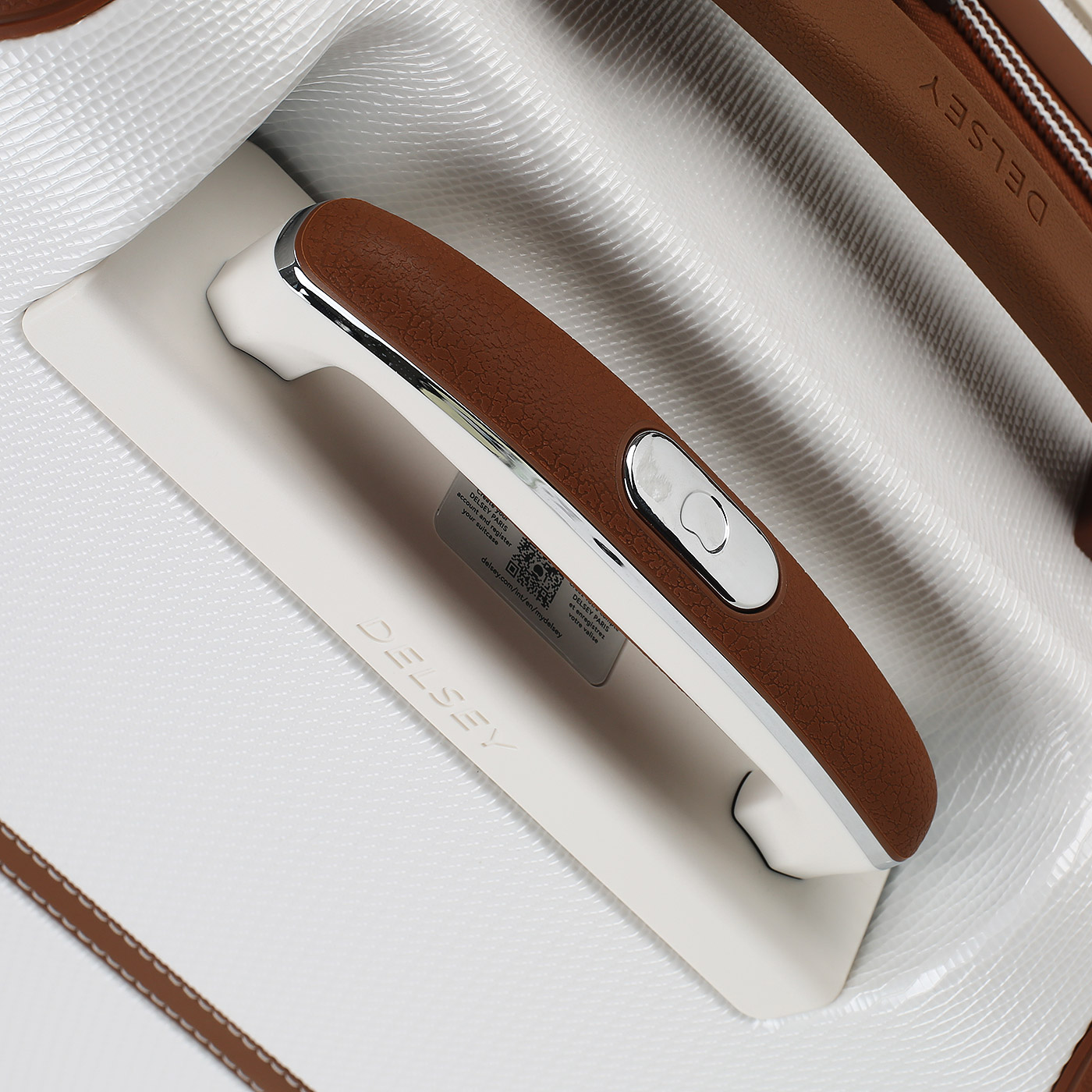 Чемодан средний M из поликарбоната Delsey Chatelet Air